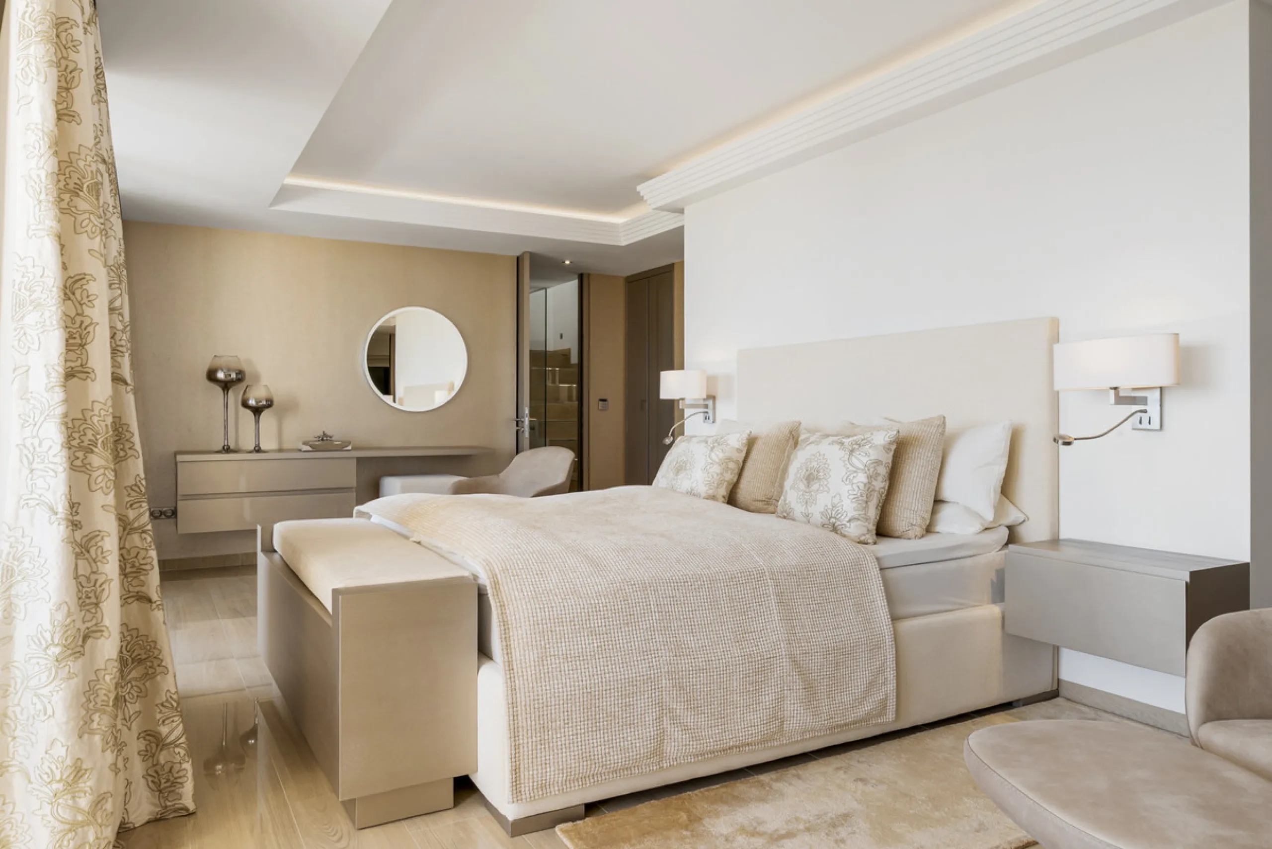 Located in the exclusive and tranquil gated community of Los Almendros, this outstanding south-facing duplex penthouse offers breathtaking panoramic views over the Mediterranean Sea and surrounding mountains. Just a short drive from San Pedro de Alcántara