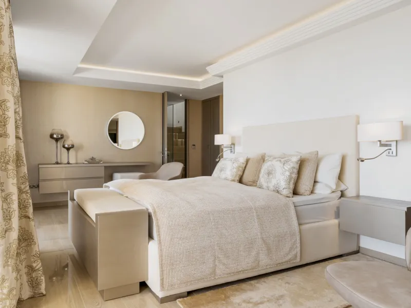 Located in the exclusive and tranquil gated community of Los Almendros, this outstanding south-facing duplex penthouse offers breathtaking panoramic views over the Mediterranean Sea and surrounding mountains. Just a short drive from San Pedro de Alcántara