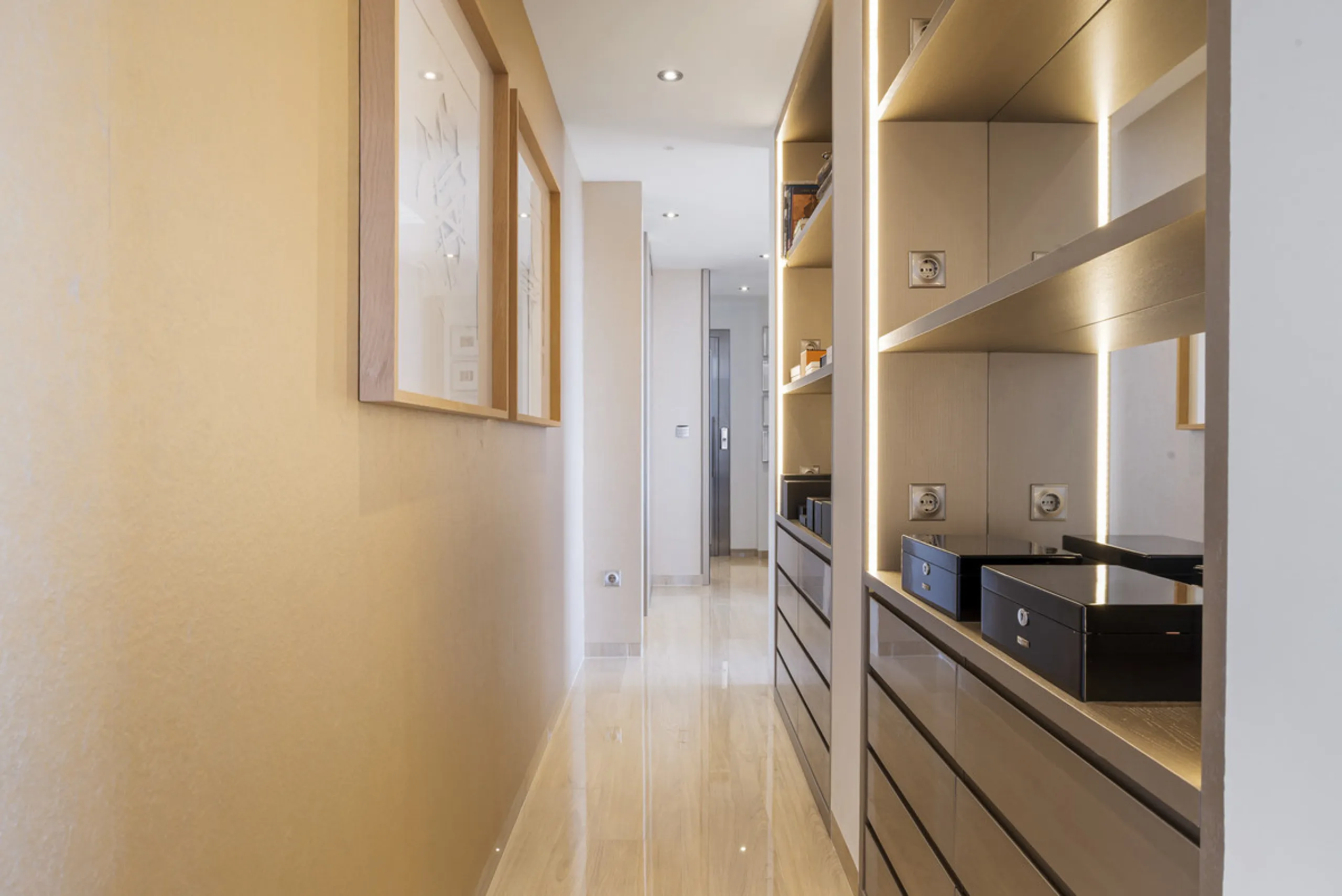 Located in the exclusive and tranquil gated community of Los Almendros, this outstanding south-facing duplex penthouse offers breathtaking panoramic views over the Mediterranean Sea and surrounding mountains. Just a short drive from San Pedro de Alcántara