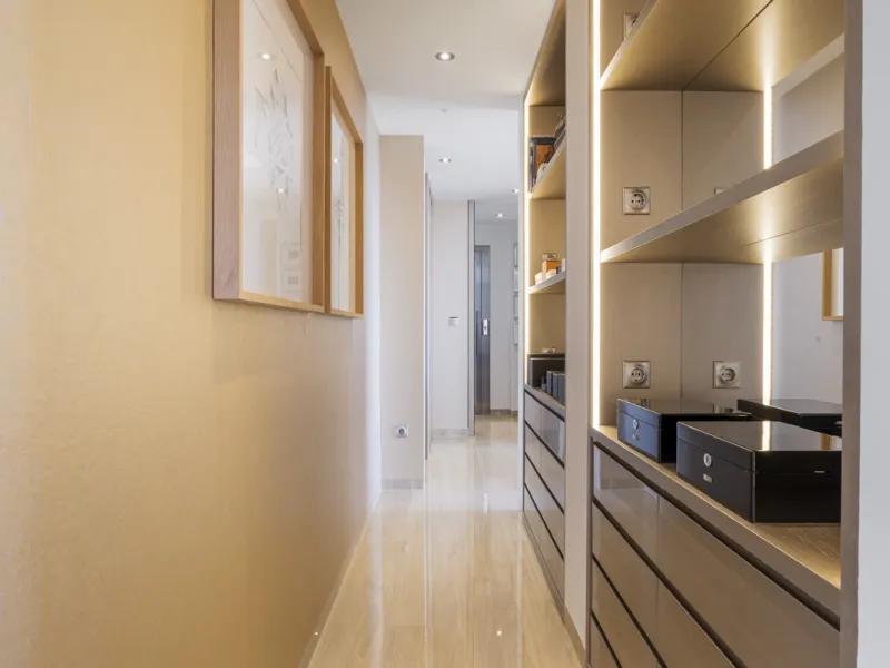 Located in the exclusive and tranquil gated community of Los Almendros, this outstanding south-facing duplex penthouse offers breathtaking panoramic views over the Mediterranean Sea and surrounding mountains. Just a short drive from San Pedro de Alcántara