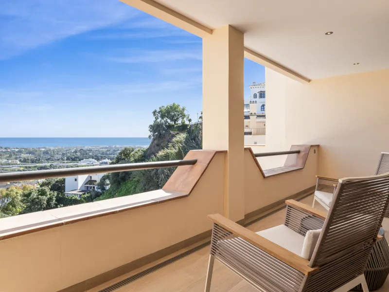 Located in the exclusive and tranquil gated community of Los Almendros, this outstanding south-facing duplex penthouse offers breathtaking panoramic views over the Mediterranean Sea and surrounding mountains. Just a short drive from San Pedro de Alcántara