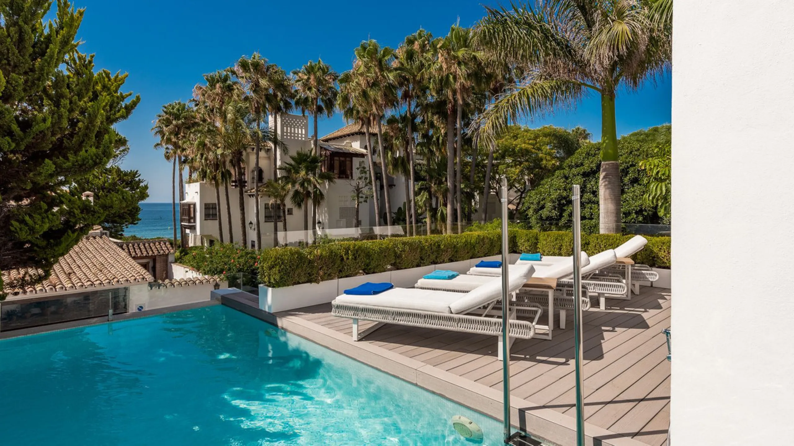 This exquisite and distinctive contemporary residence situated in Puente Romano has undergone a comprehensive renovation to meet the highest standards. Characterized by sleek, straight lines, this property is abundant in natural light and boasts remarkabl