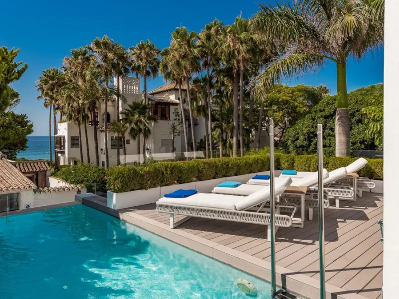 This exquisite and distinctive contemporary residence situated in Puente Romano has undergone a comprehensive renovation to meet the highest standards. Characterized by sleek, straight lines, this property is abundant in natural light and boasts remarkabl