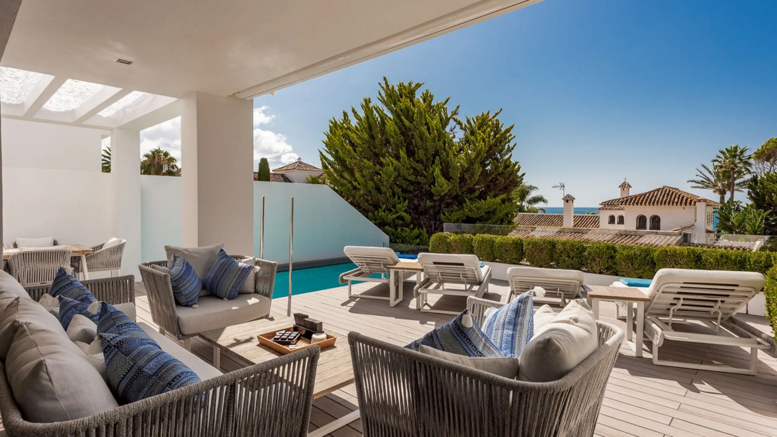 This exquisite and distinctive contemporary residence situated in Puente Romano has undergone a comprehensive renovation to meet the highest standards. Characterized by sleek, straight lines, this property is abundant in natural light and boasts remarkabl
