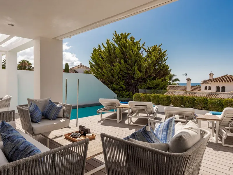 This exquisite and distinctive contemporary residence situated in Puente Romano has undergone a comprehensive renovation to meet the highest standards. Characterized by sleek, straight lines, this property is abundant in natural light and boasts remarkabl