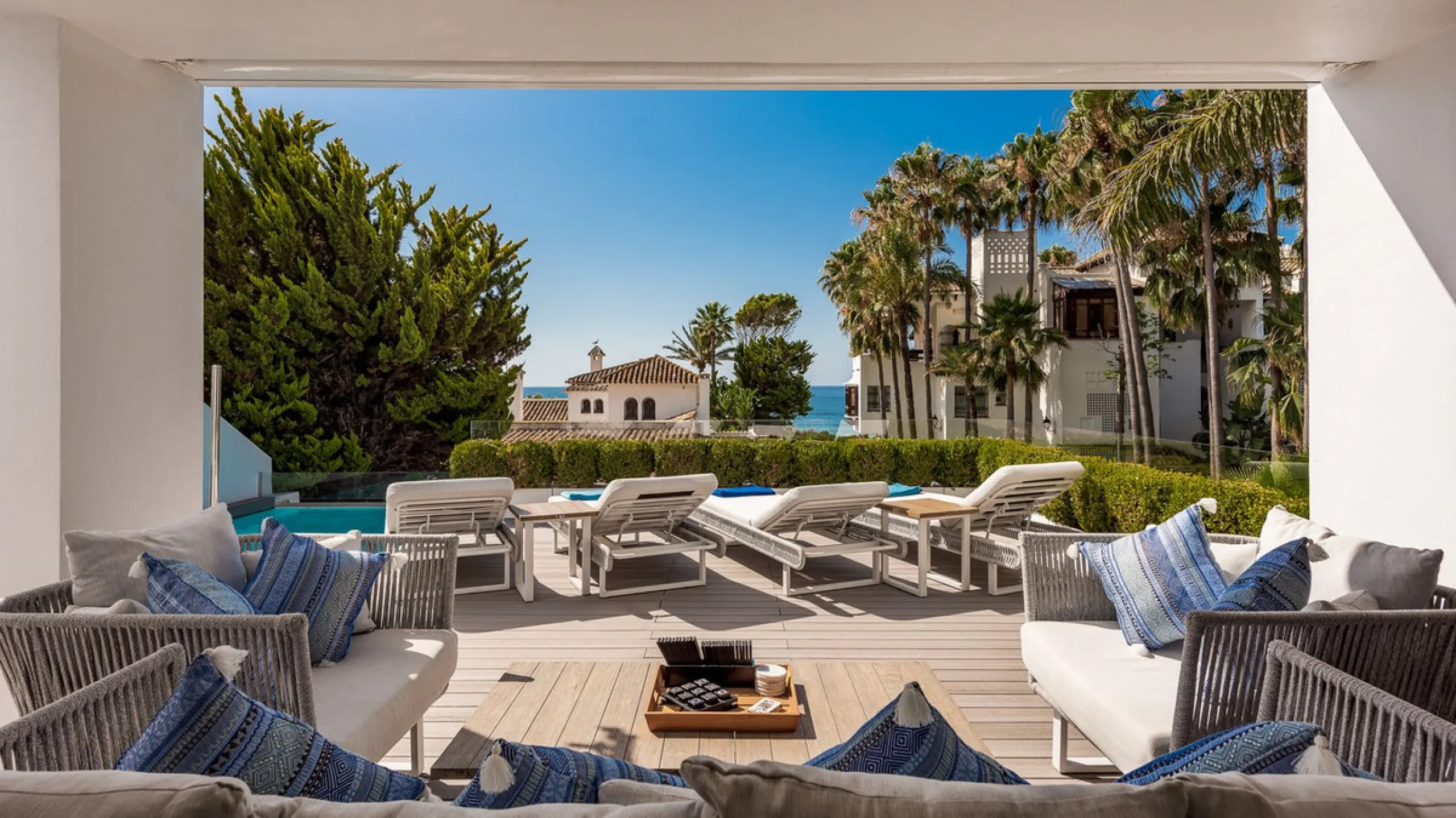 This exquisite and distinctive contemporary residence situated in Puente Romano has undergone a comprehensive renovation to meet the highest standards. Characterized by sleek, straight lines, this property is abundant in natural light and boasts remarkabl
