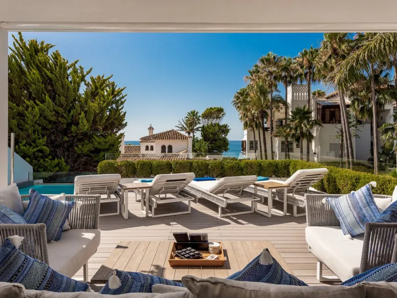 This exquisite and distinctive contemporary residence situated in Puente Romano has undergone a comprehensive renovation to meet the highest standards. Characterized by sleek, straight lines, this property is abundant in natural light and boasts remarkabl