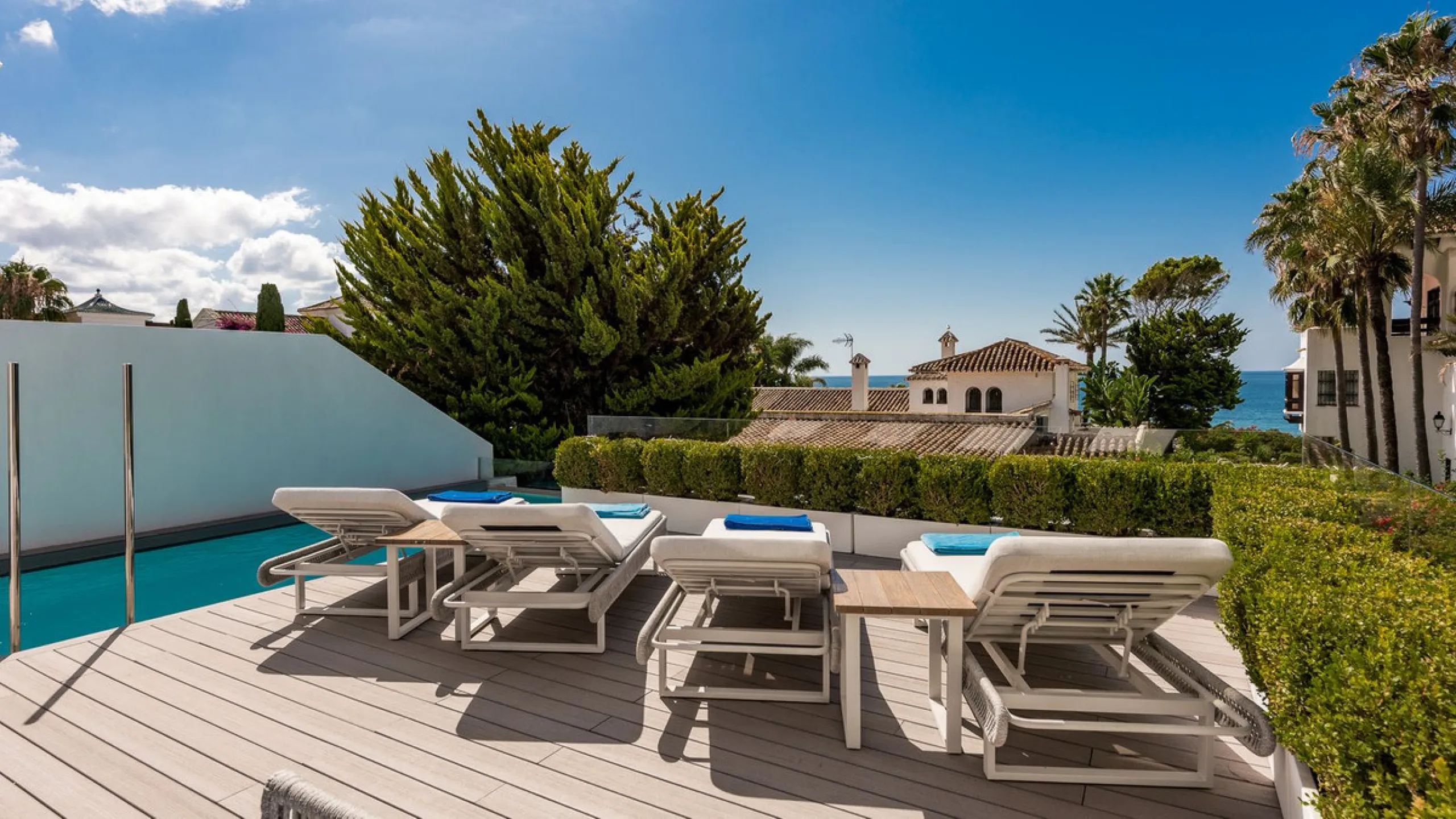 This exquisite and distinctive contemporary residence situated in Puente Romano has undergone a comprehensive renovation to meet the highest standards. Characterized by sleek, straight lines, this property is abundant in natural light and boasts remarkabl