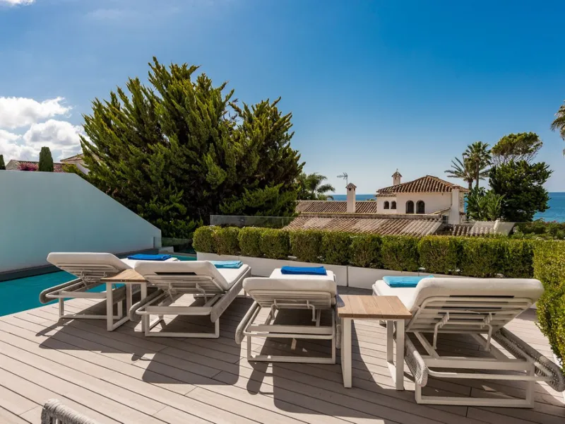 This exquisite and distinctive contemporary residence situated in Puente Romano has undergone a comprehensive renovation to meet the highest standards. Characterized by sleek, straight lines, this property is abundant in natural light and boasts remarkabl