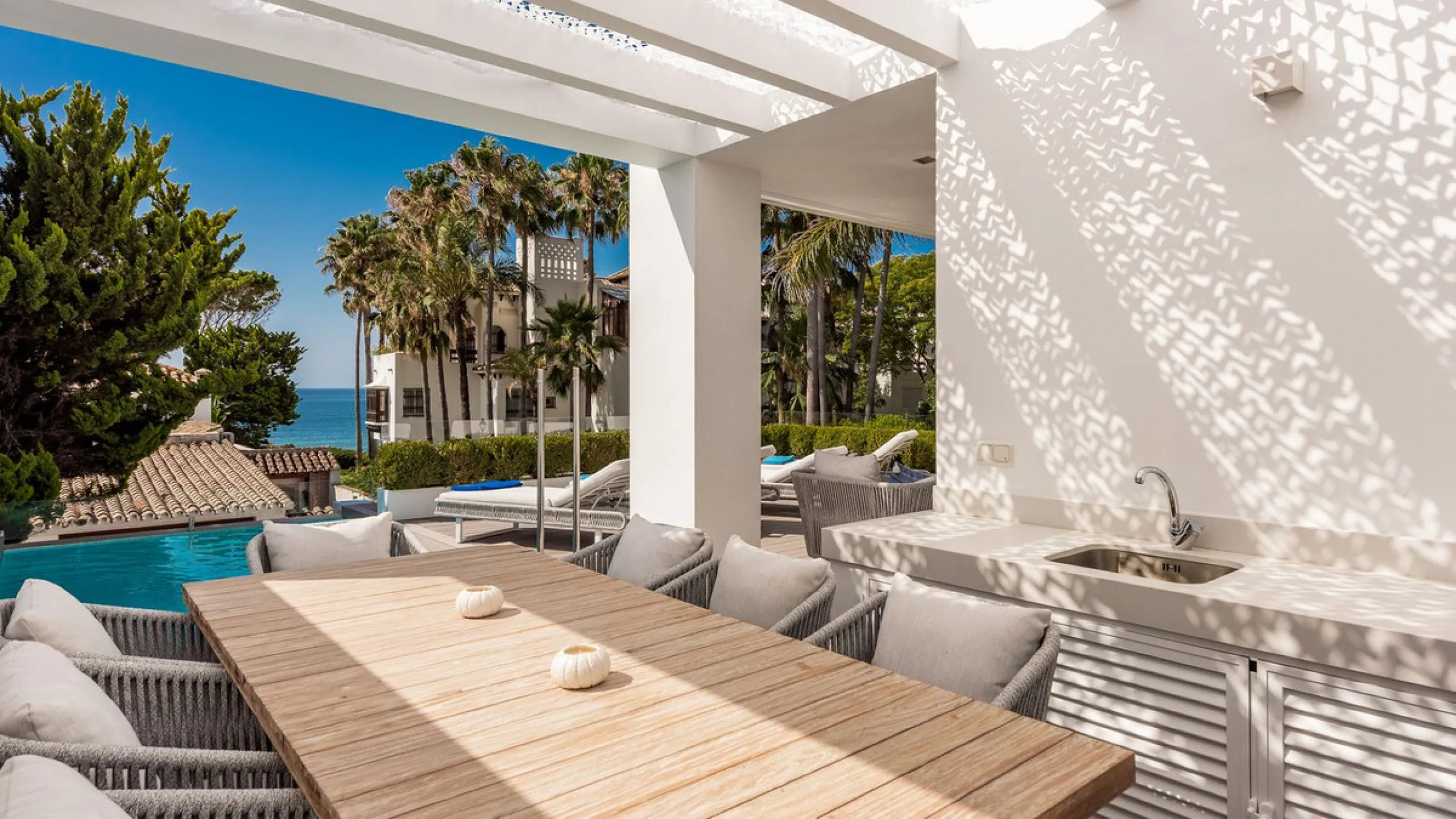 This exquisite and distinctive contemporary residence situated in Puente Romano has undergone a comprehensive renovation to meet the highest standards. Characterized by sleek, straight lines, this property is abundant in natural light and boasts remarkabl