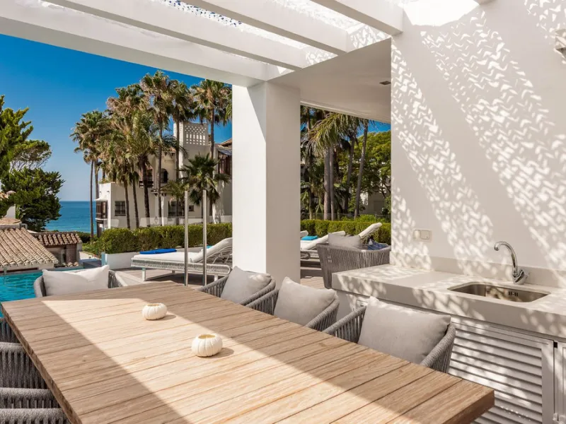 This exquisite and distinctive contemporary residence situated in Puente Romano has undergone a comprehensive renovation to meet the highest standards. Characterized by sleek, straight lines, this property is abundant in natural light and boasts remarkabl
