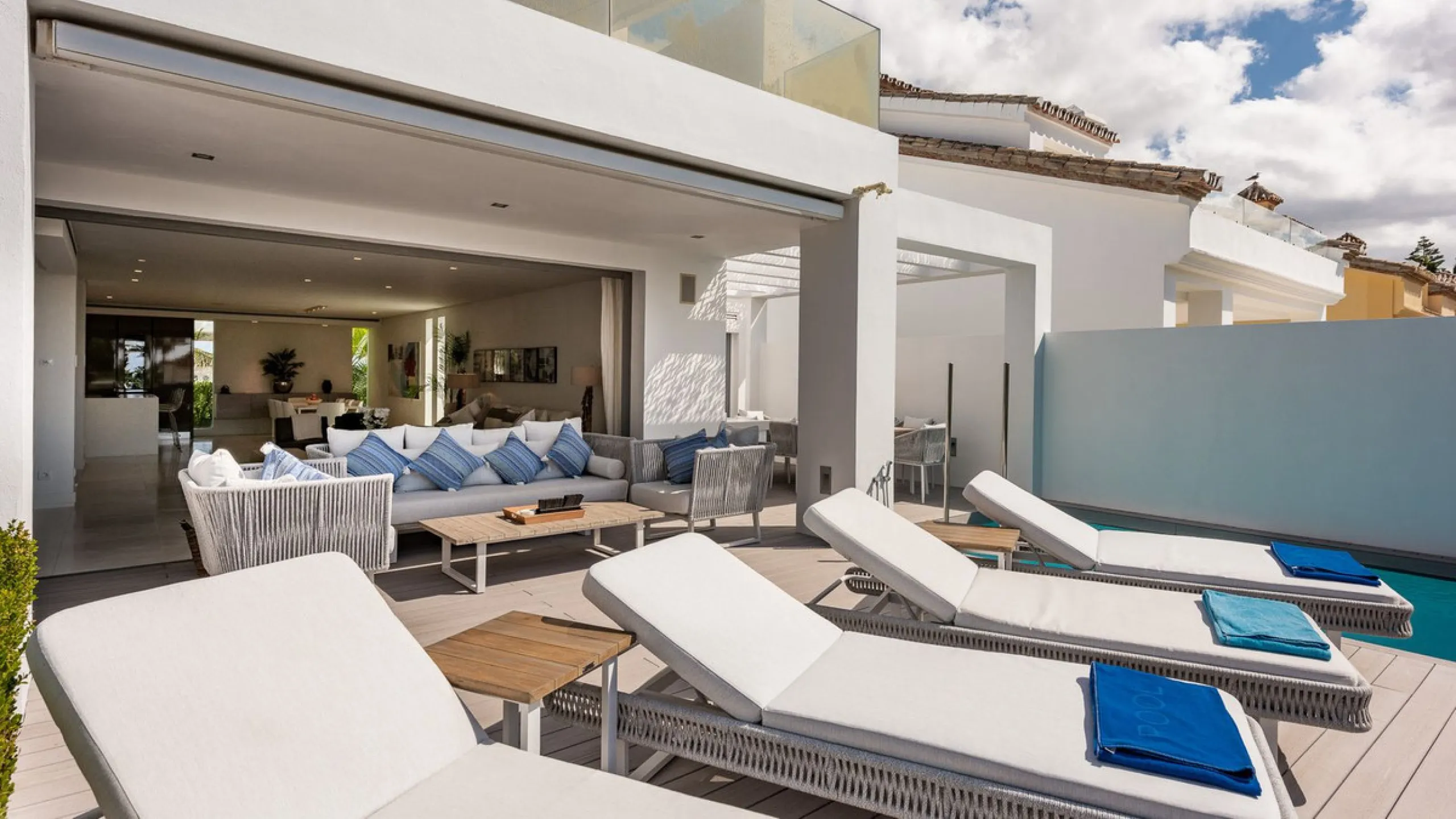 This exquisite and distinctive contemporary residence situated in Puente Romano has undergone a comprehensive renovation to meet the highest standards. Characterized by sleek, straight lines, this property is abundant in natural light and boasts remarkabl