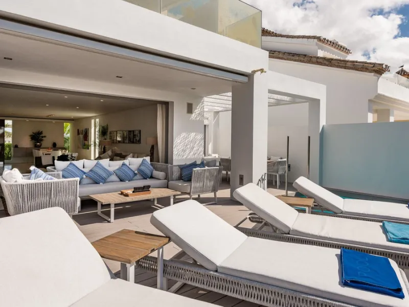 This exquisite and distinctive contemporary residence situated in Puente Romano has undergone a comprehensive renovation to meet the highest standards. Characterized by sleek, straight lines, this property is abundant in natural light and boasts remarkabl