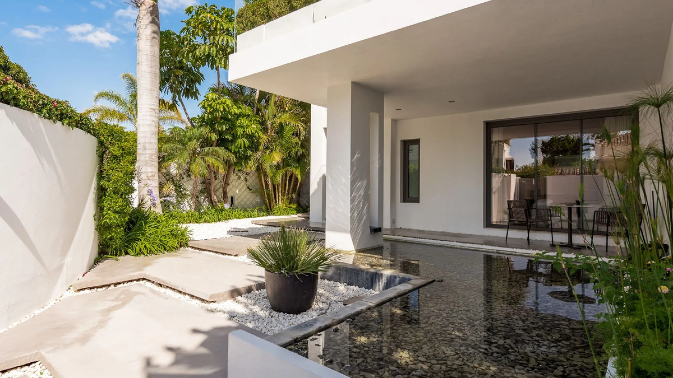 This exquisite and distinctive contemporary residence situated in Puente Romano has undergone a comprehensive renovation to meet the highest standards. Characterized by sleek, straight lines, this property is abundant in natural light and boasts remarkabl