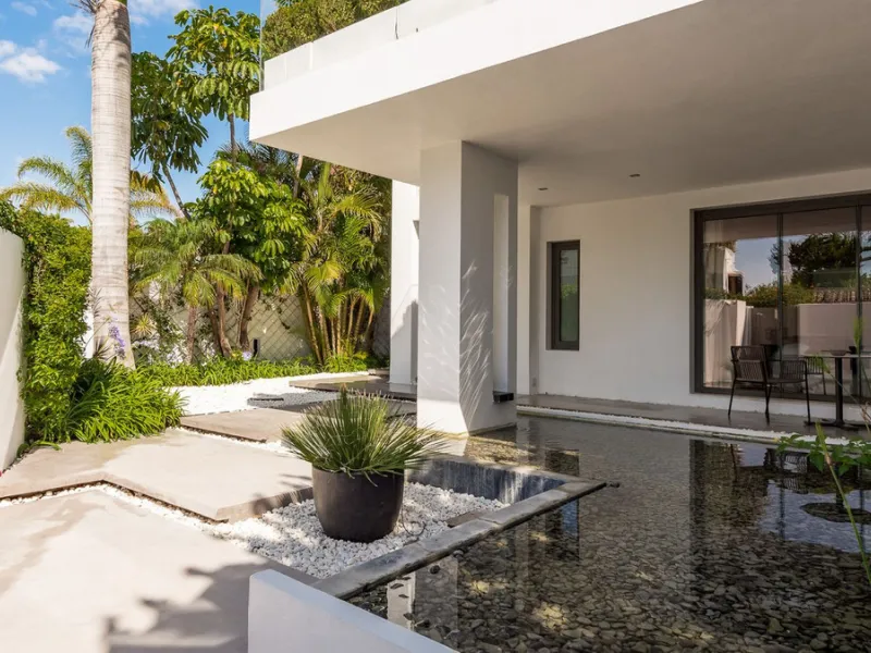 This exquisite and distinctive contemporary residence situated in Puente Romano has undergone a comprehensive renovation to meet the highest standards. Characterized by sleek, straight lines, this property is abundant in natural light and boasts remarkabl