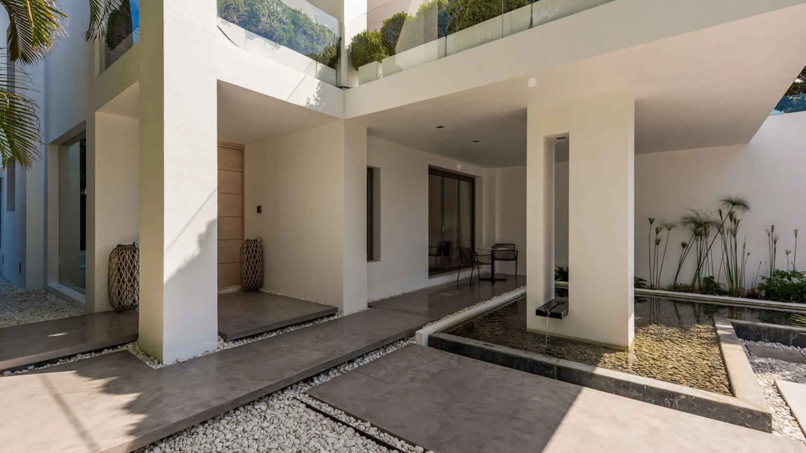 This exquisite and distinctive contemporary residence situated in Puente Romano has undergone a comprehensive renovation to meet the highest standards. Characterized by sleek, straight lines, this property is abundant in natural light and boasts remarkabl