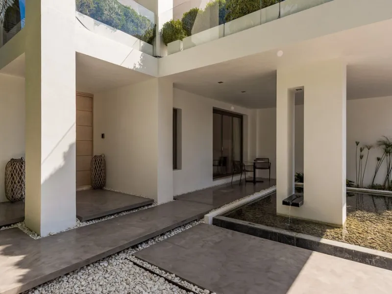This exquisite and distinctive contemporary residence situated in Puente Romano has undergone a comprehensive renovation to meet the highest standards. Characterized by sleek, straight lines, this property is abundant in natural light and boasts remarkabl