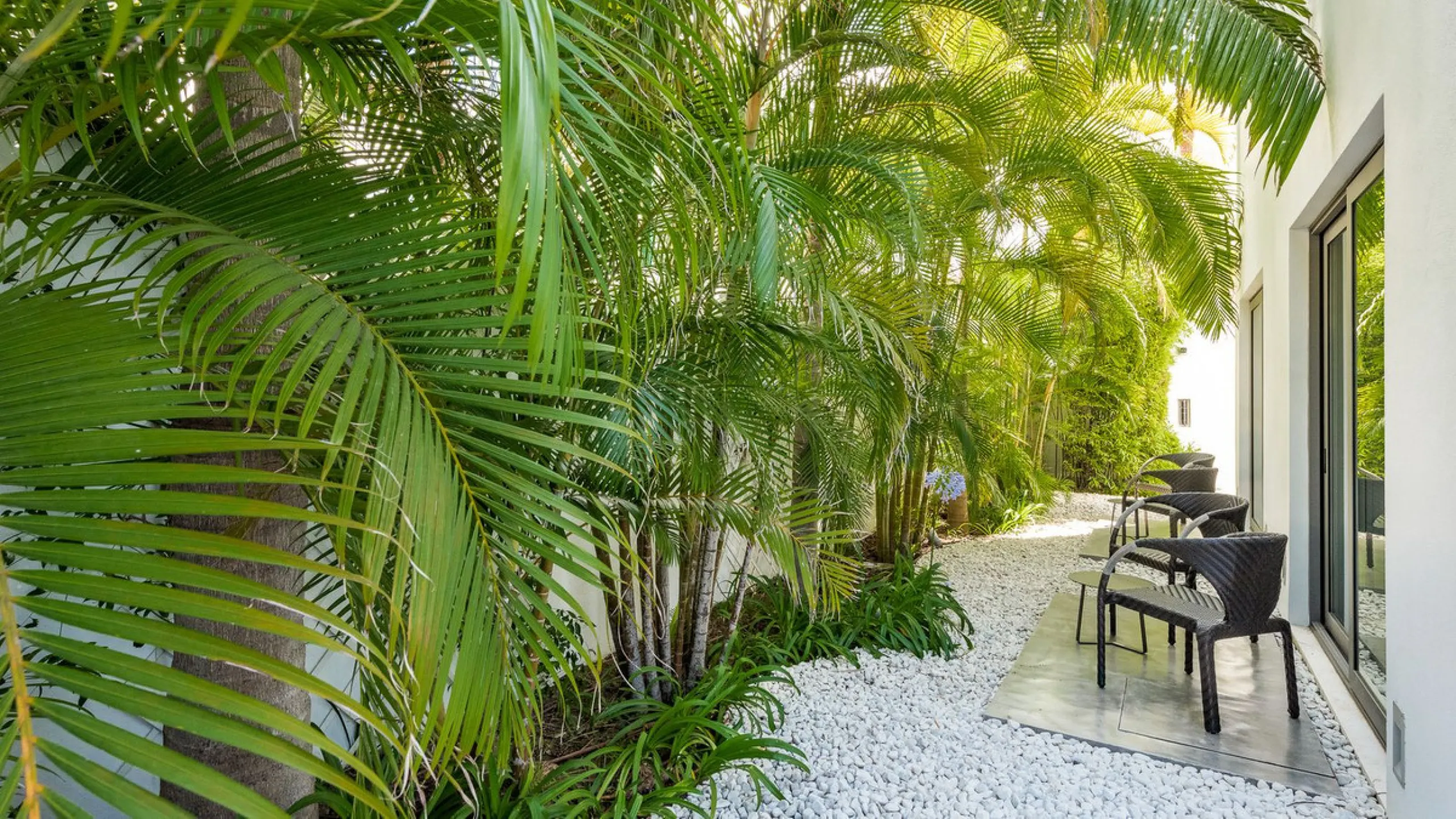 This exquisite and distinctive contemporary residence situated in Puente Romano has undergone a comprehensive renovation to meet the highest standards. Characterized by sleek, straight lines, this property is abundant in natural light and boasts remarkabl