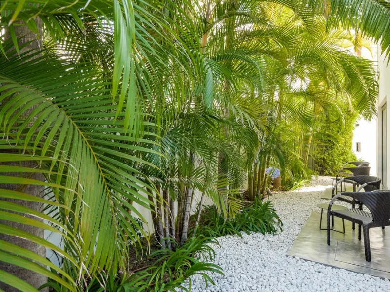 This exquisite and distinctive contemporary residence situated in Puente Romano has undergone a comprehensive renovation to meet the highest standards. Characterized by sleek, straight lines, this property is abundant in natural light and boasts remarkabl