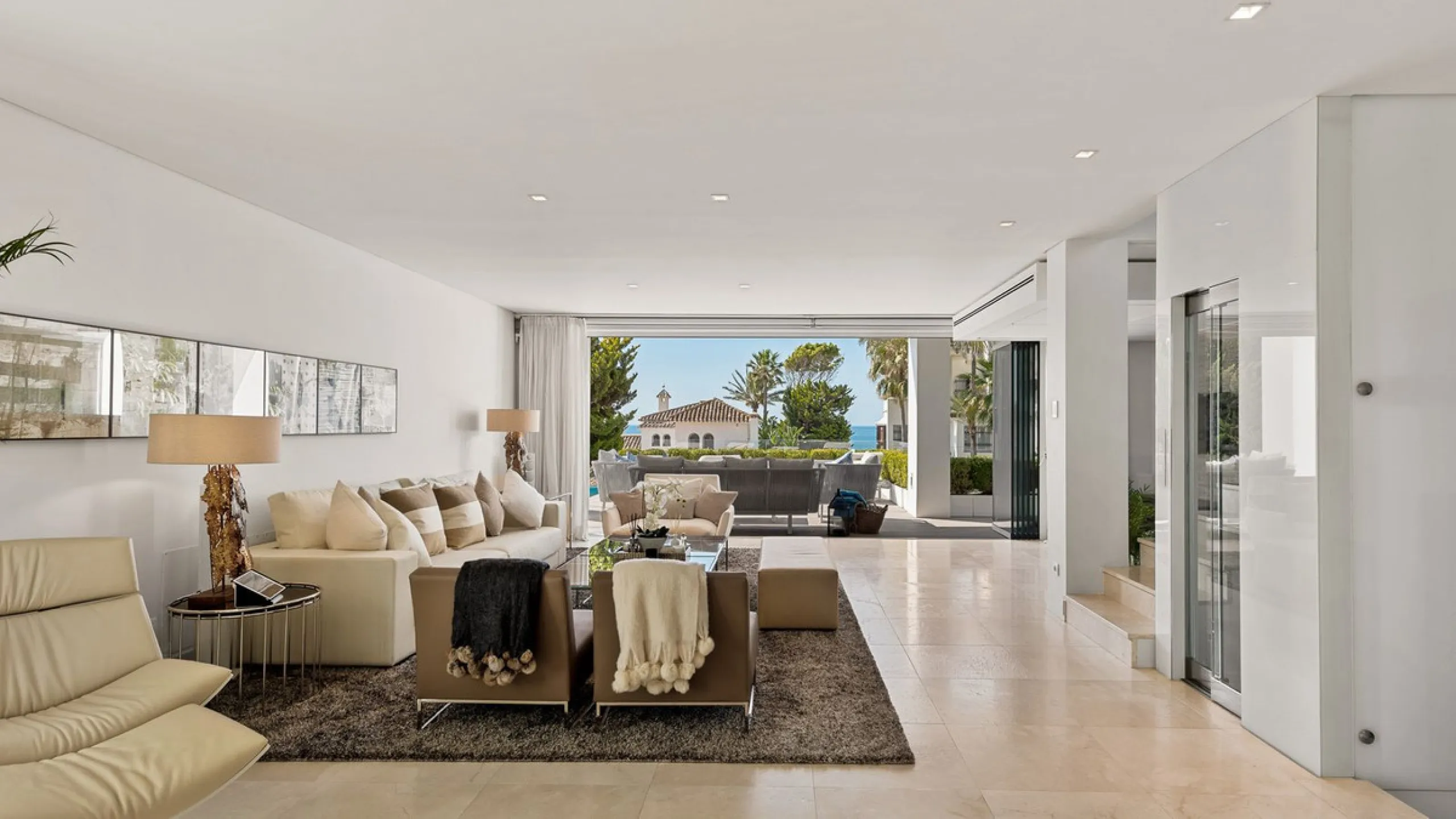 This exquisite and distinctive contemporary residence situated in Puente Romano has undergone a comprehensive renovation to meet the highest standards. Characterized by sleek, straight lines, this property is abundant in natural light and boasts remarkabl