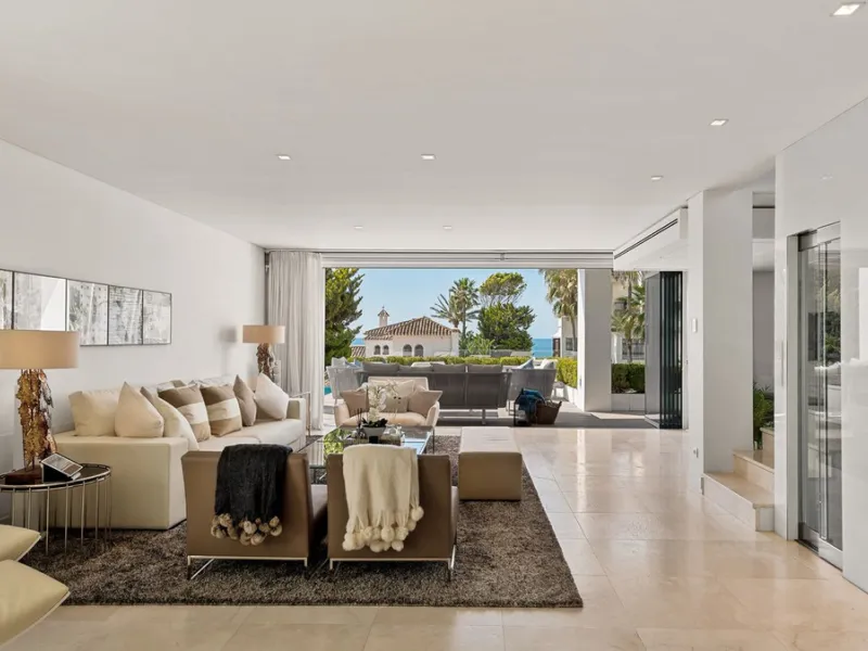 This exquisite and distinctive contemporary residence situated in Puente Romano has undergone a comprehensive renovation to meet the highest standards. Characterized by sleek, straight lines, this property is abundant in natural light and boasts remarkabl