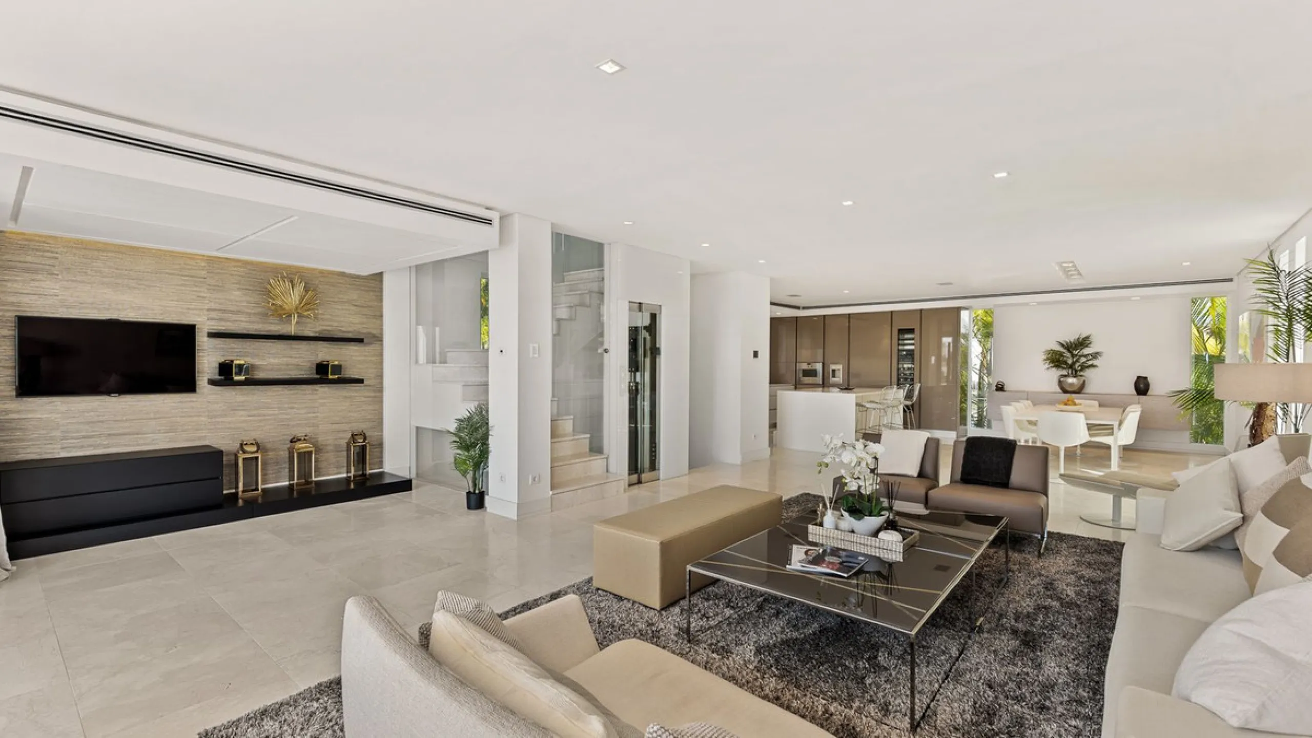 This exquisite and distinctive contemporary residence situated in Puente Romano has undergone a comprehensive renovation to meet the highest standards. Characterized by sleek, straight lines, this property is abundant in natural light and boasts remarkabl