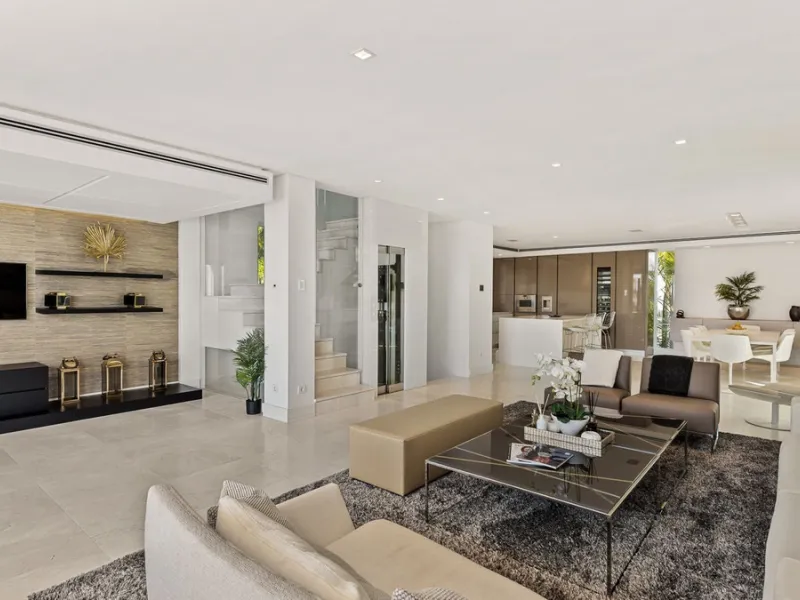 This exquisite and distinctive contemporary residence situated in Puente Romano has undergone a comprehensive renovation to meet the highest standards. Characterized by sleek, straight lines, this property is abundant in natural light and boasts remarkabl