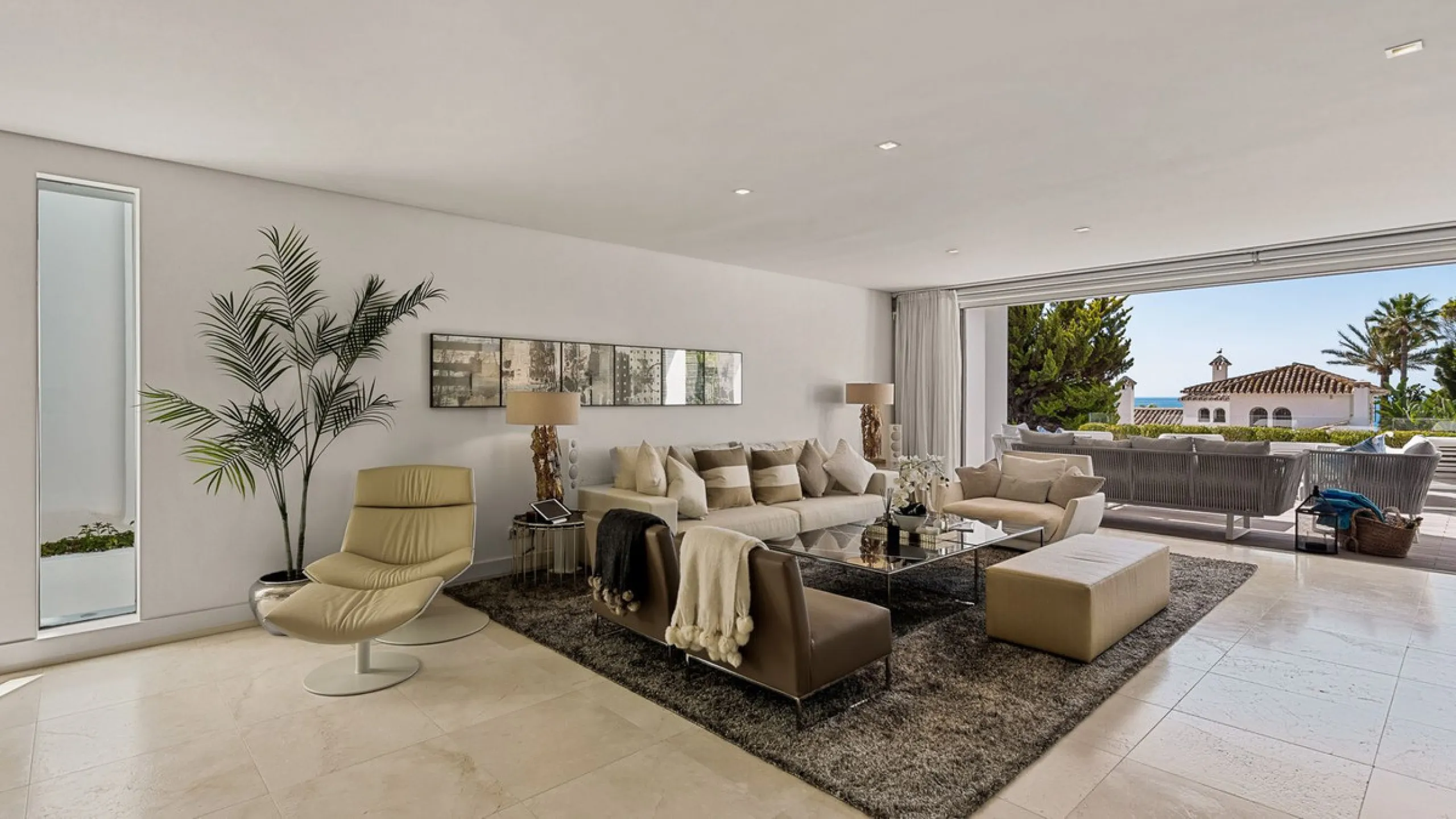 This exquisite and distinctive contemporary residence situated in Puente Romano has undergone a comprehensive renovation to meet the highest standards. Characterized by sleek, straight lines, this property is abundant in natural light and boasts remarkabl
