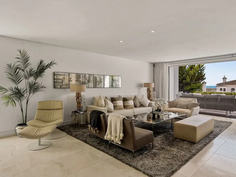 This exquisite and distinctive contemporary residence situated in Puente Romano has undergone a comprehensive renovation to meet the highest standards. Characterized by sleek, straight lines, this property is abundant in natural light and boasts remarkabl
