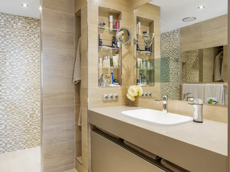 Located in the exclusive and tranquil gated community of Los Almendros, this outstanding south-facing duplex penthouse offers breathtaking panoramic views over the Mediterranean Sea and surrounding mountains. Just a short drive from San Pedro de Alcántara