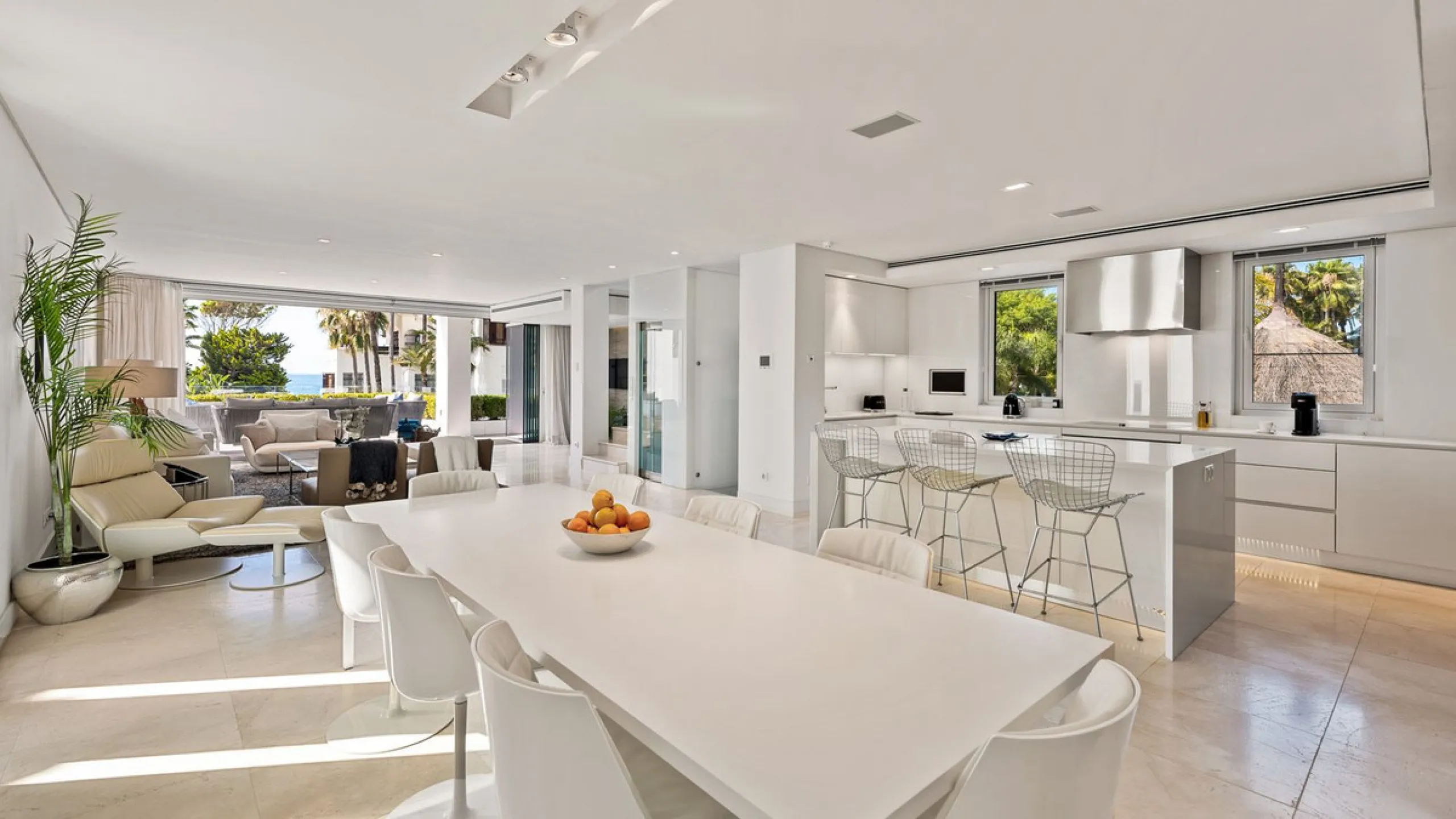 This exquisite and distinctive contemporary residence situated in Puente Romano has undergone a comprehensive renovation to meet the highest standards. Characterized by sleek, straight lines, this property is abundant in natural light and boasts remarkabl