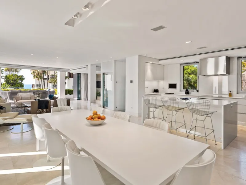 This exquisite and distinctive contemporary residence situated in Puente Romano has undergone a comprehensive renovation to meet the highest standards. Characterized by sleek, straight lines, this property is abundant in natural light and boasts remarkabl