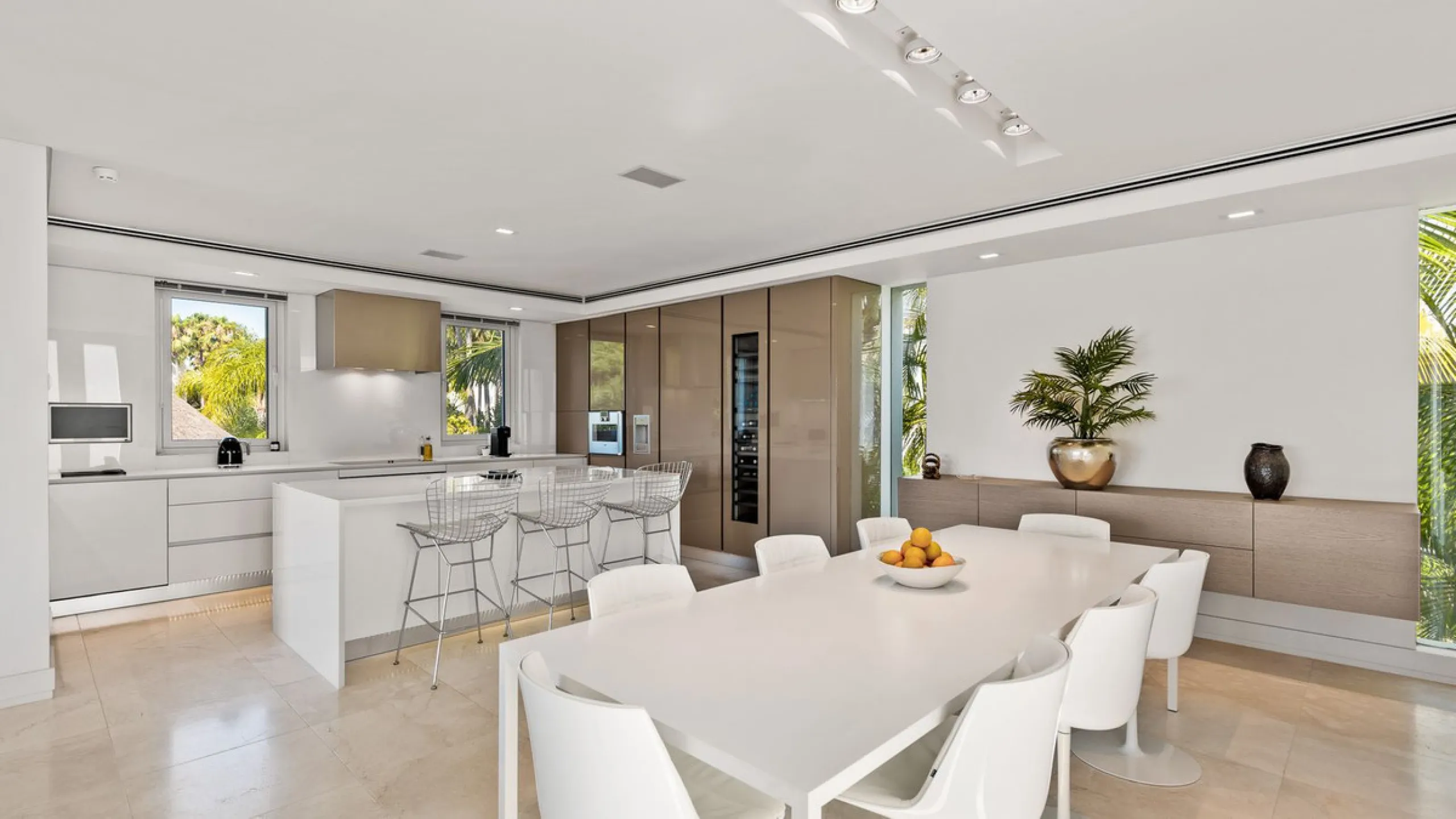 This exquisite and distinctive contemporary residence situated in Puente Romano has undergone a comprehensive renovation to meet the highest standards. Characterized by sleek, straight lines, this property is abundant in natural light and boasts remarkabl