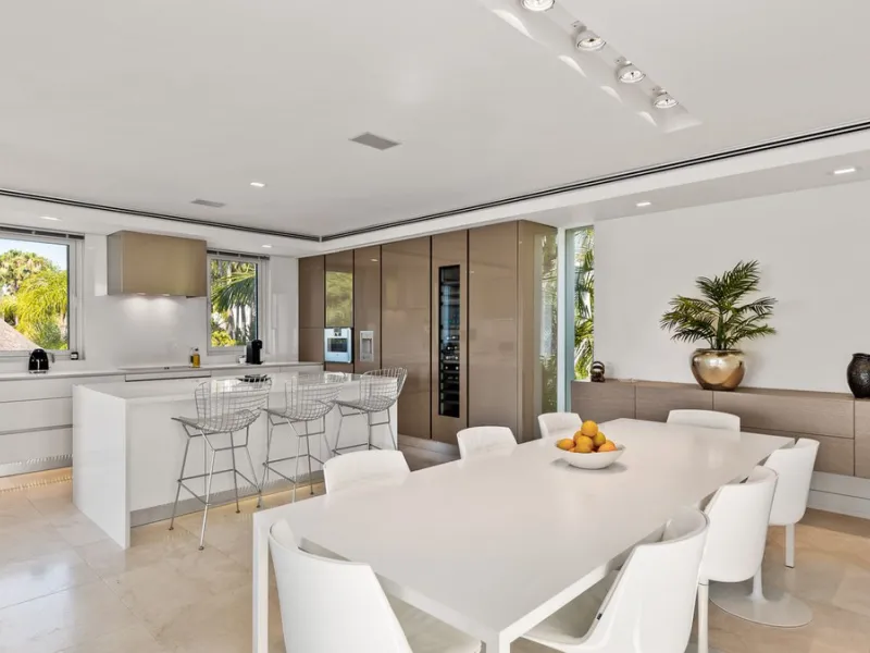 This exquisite and distinctive contemporary residence situated in Puente Romano has undergone a comprehensive renovation to meet the highest standards. Characterized by sleek, straight lines, this property is abundant in natural light and boasts remarkabl