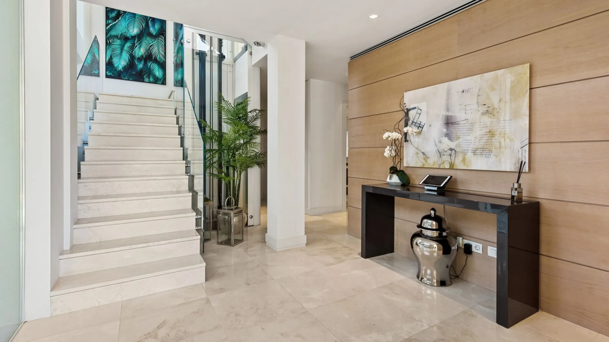 This exquisite and distinctive contemporary residence situated in Puente Romano has undergone a comprehensive renovation to meet the highest standards. Characterized by sleek, straight lines, this property is abundant in natural light and boasts remarkabl