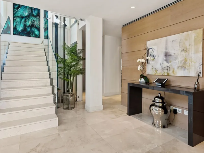 This exquisite and distinctive contemporary residence situated in Puente Romano has undergone a comprehensive renovation to meet the highest standards. Characterized by sleek, straight lines, this property is abundant in natural light and boasts remarkabl