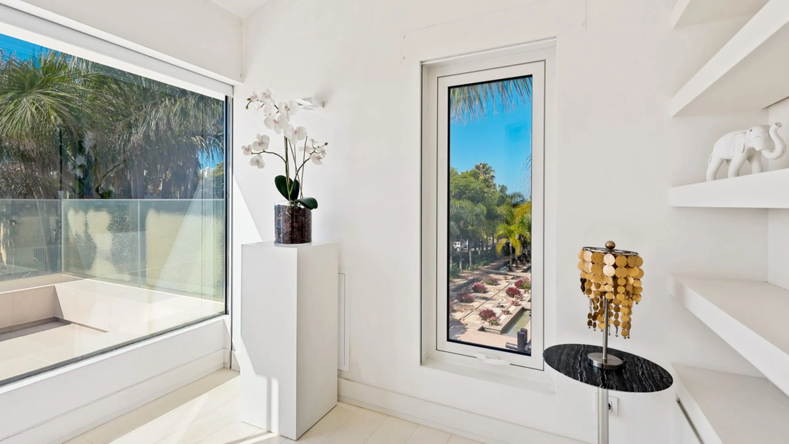 This exquisite and distinctive contemporary residence situated in Puente Romano has undergone a comprehensive renovation to meet the highest standards. Characterized by sleek, straight lines, this property is abundant in natural light and boasts remarkabl