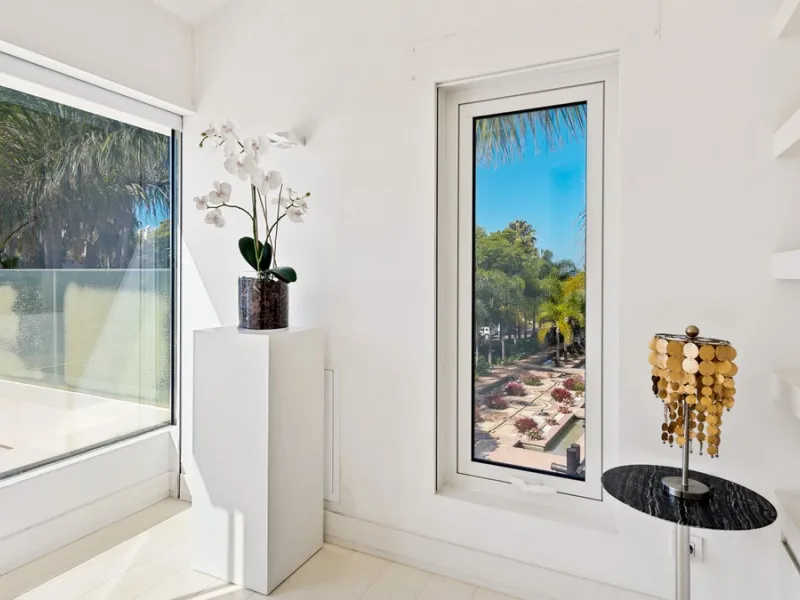 This exquisite and distinctive contemporary residence situated in Puente Romano has undergone a comprehensive renovation to meet the highest standards. Characterized by sleek, straight lines, this property is abundant in natural light and boasts remarkabl