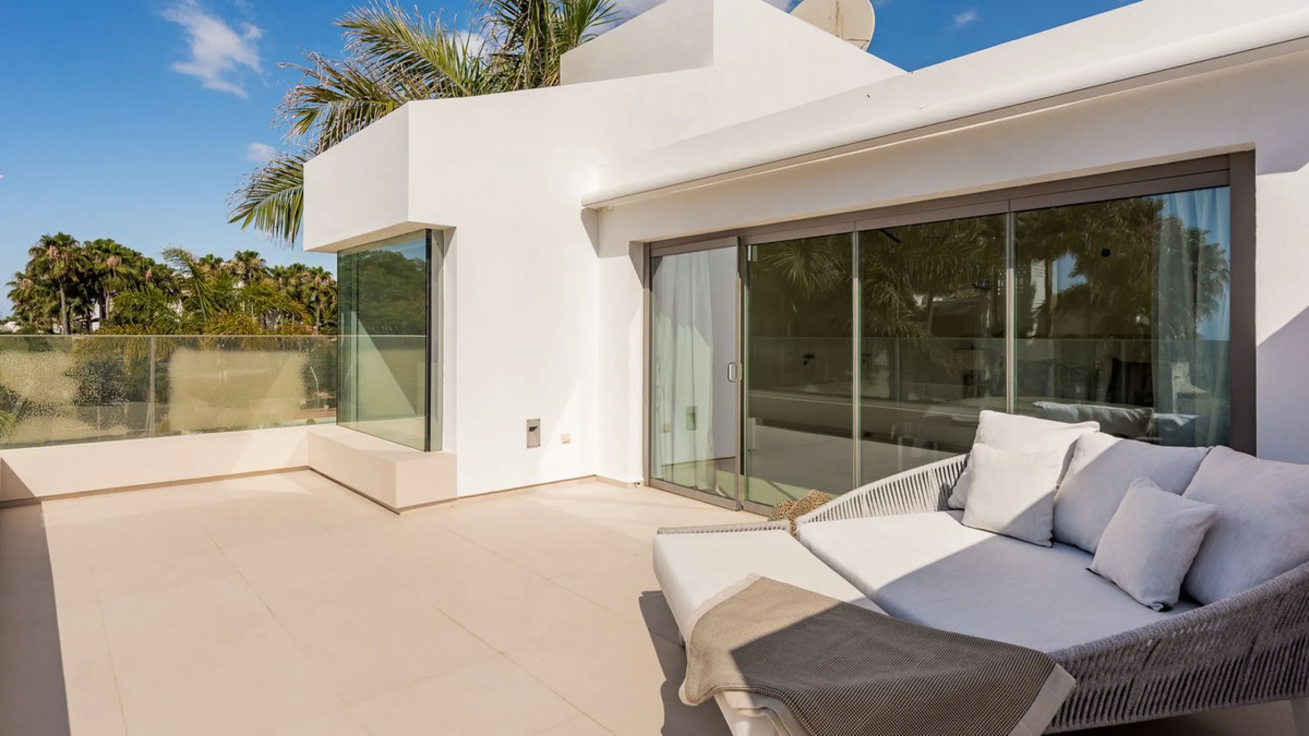 This exquisite and distinctive contemporary residence situated in Puente Romano has undergone a comprehensive renovation to meet the highest standards. Characterized by sleek, straight lines, this property is abundant in natural light and boasts remarkabl