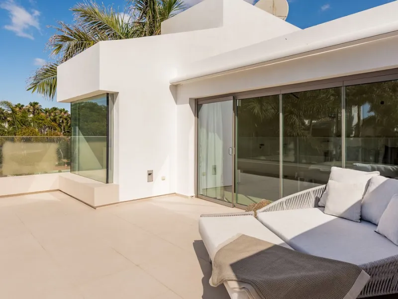 This exquisite and distinctive contemporary residence situated in Puente Romano has undergone a comprehensive renovation to meet the highest standards. Characterized by sleek, straight lines, this property is abundant in natural light and boasts remarkabl