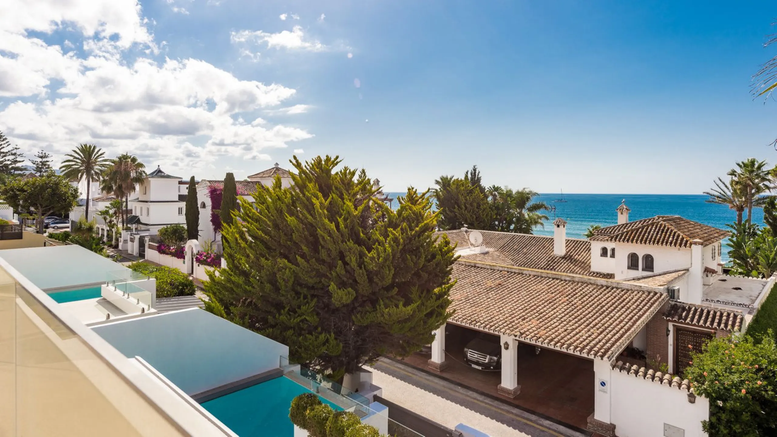 This exquisite and distinctive contemporary residence situated in Puente Romano has undergone a comprehensive renovation to meet the highest standards. Characterized by sleek, straight lines, this property is abundant in natural light and boasts remarkabl