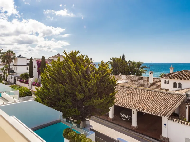 This exquisite and distinctive contemporary residence situated in Puente Romano has undergone a comprehensive renovation to meet the highest standards. Characterized by sleek, straight lines, this property is abundant in natural light and boasts remarkabl