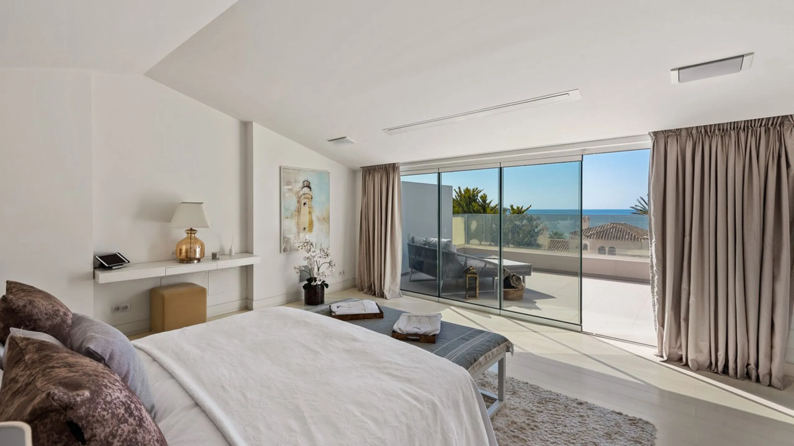 This exquisite and distinctive contemporary residence situated in Puente Romano has undergone a comprehensive renovation to meet the highest standards. Characterized by sleek, straight lines, this property is abundant in natural light and boasts remarkabl