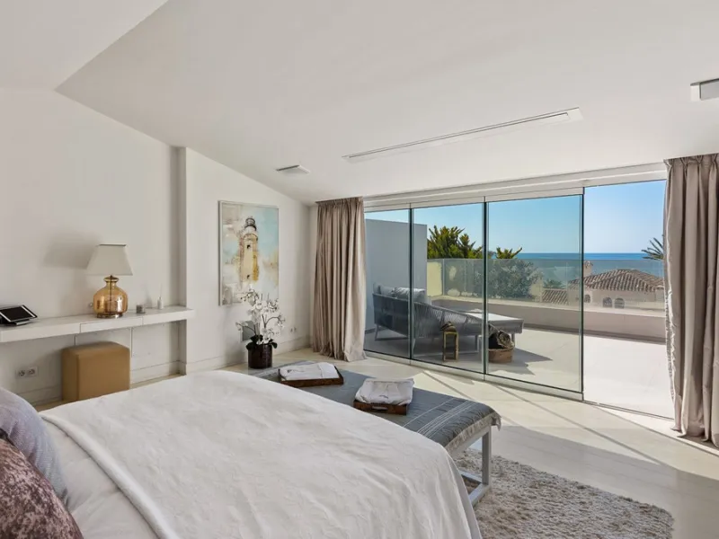 This exquisite and distinctive contemporary residence situated in Puente Romano has undergone a comprehensive renovation to meet the highest standards. Characterized by sleek, straight lines, this property is abundant in natural light and boasts remarkabl