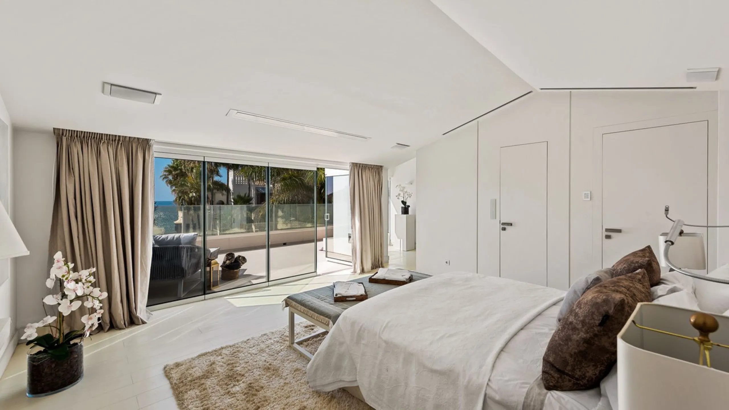 This exquisite and distinctive contemporary residence situated in Puente Romano has undergone a comprehensive renovation to meet the highest standards. Characterized by sleek, straight lines, this property is abundant in natural light and boasts remarkabl