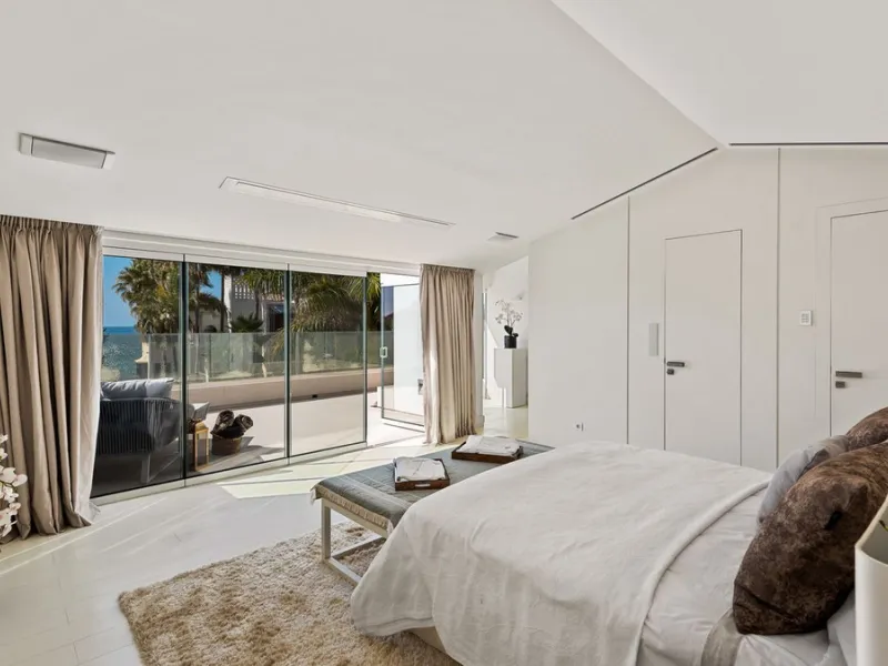 This exquisite and distinctive contemporary residence situated in Puente Romano has undergone a comprehensive renovation to meet the highest standards. Characterized by sleek, straight lines, this property is abundant in natural light and boasts remarkabl