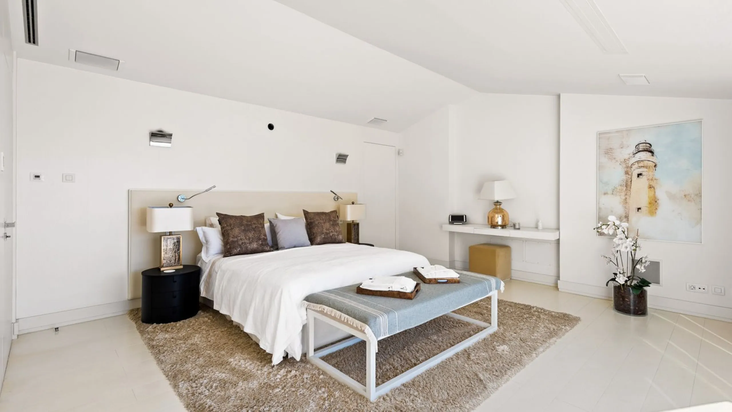 This exquisite and distinctive contemporary residence situated in Puente Romano has undergone a comprehensive renovation to meet the highest standards. Characterized by sleek, straight lines, this property is abundant in natural light and boasts remarkabl