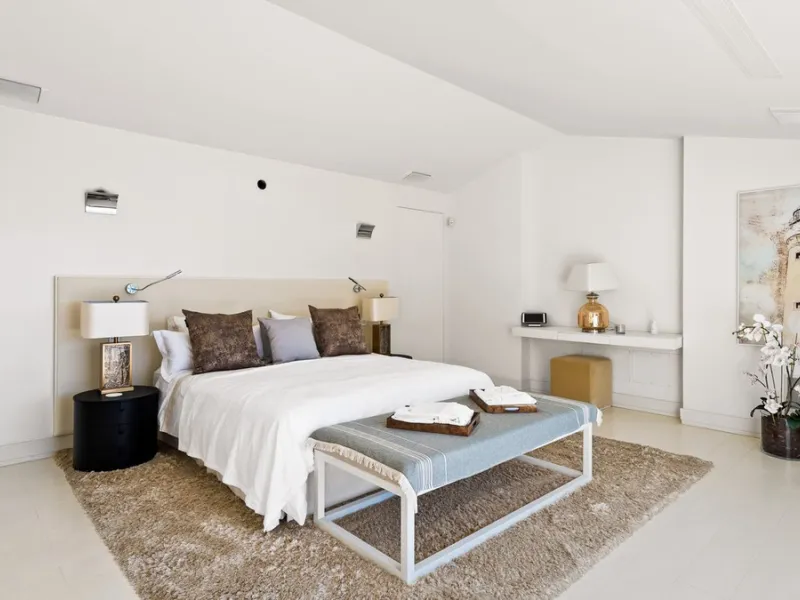 This exquisite and distinctive contemporary residence situated in Puente Romano has undergone a comprehensive renovation to meet the highest standards. Characterized by sleek, straight lines, this property is abundant in natural light and boasts remarkabl