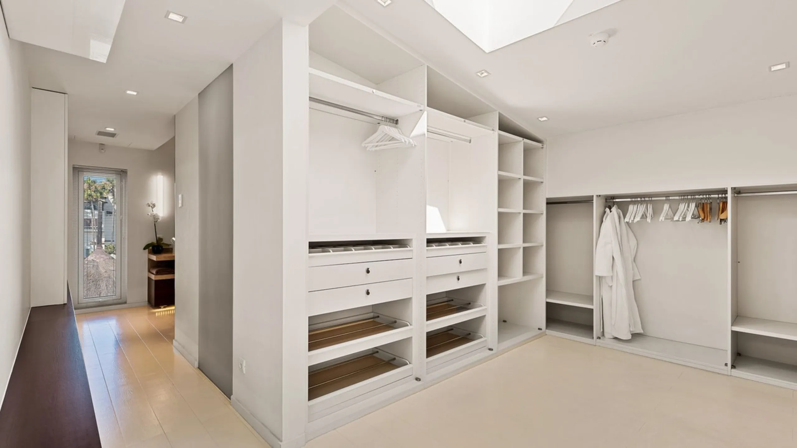This exquisite and distinctive contemporary residence situated in Puente Romano has undergone a comprehensive renovation to meet the highest standards. Characterized by sleek, straight lines, this property is abundant in natural light and boasts remarkabl