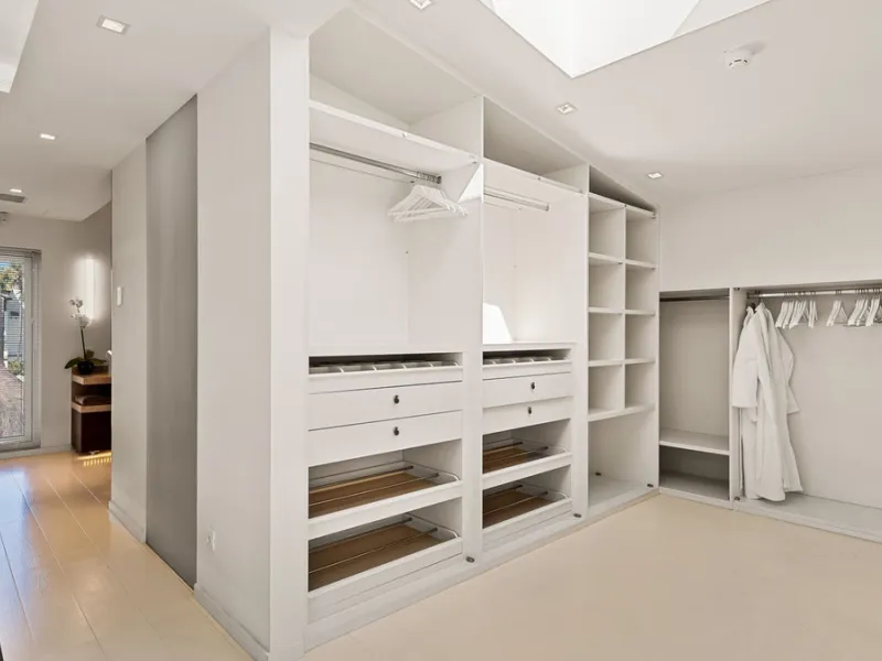 This exquisite and distinctive contemporary residence situated in Puente Romano has undergone a comprehensive renovation to meet the highest standards. Characterized by sleek, straight lines, this property is abundant in natural light and boasts remarkabl